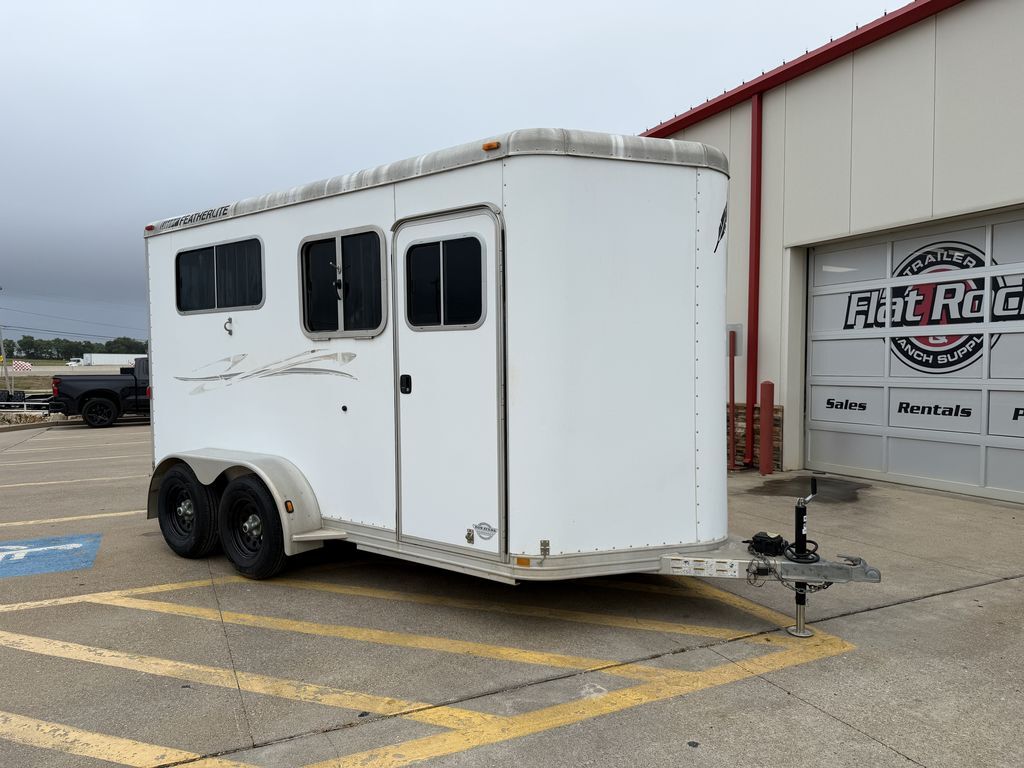 2004 FEATHERLITE 2 Horse Straight Load w/ Tack Room and Walk Through Acc in Hewitt, TX