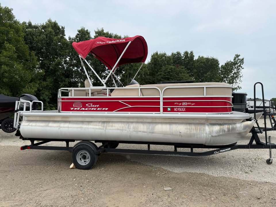 2017 Suntracker Party Barge 20 DLX in branson west MO