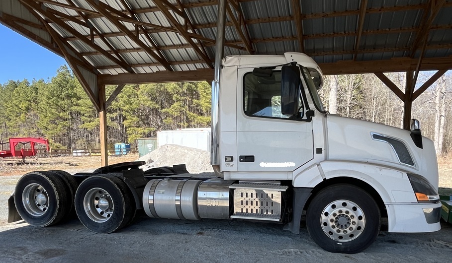2015 VOLVO VNL in Ramseur, NC
