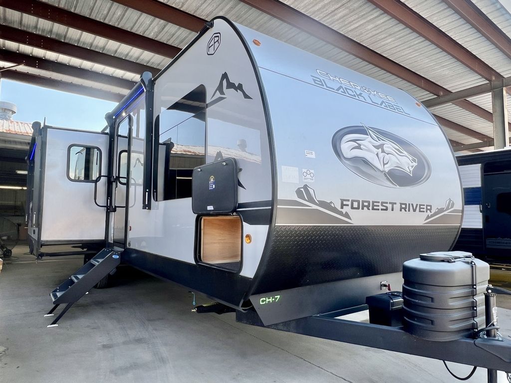 2025 Forest River CHEROKEE WOLF DEN BLACK LABEL 273XLKBL in sealy TX