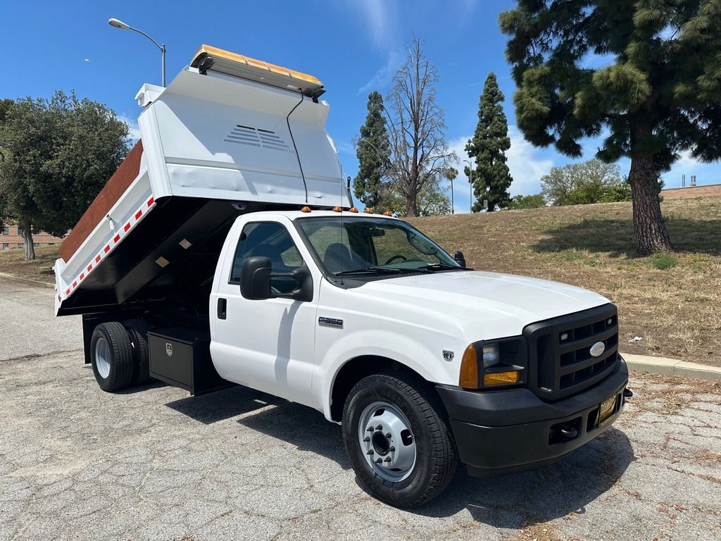 2006 FORD F350 in North Hills, CA