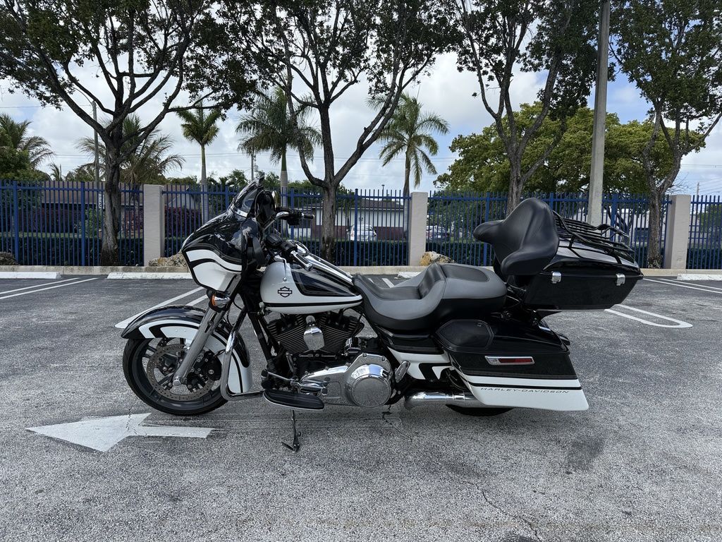 2016 Harley-Davidson® FLHXS - Street Glide® Special SPECIAL in Deerfield Beach, FL