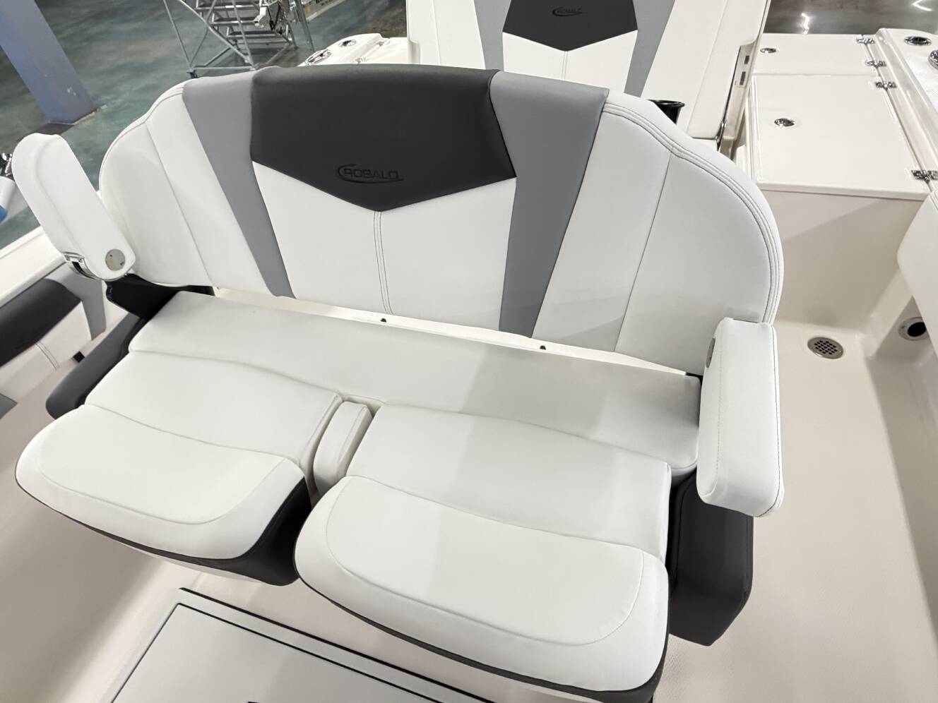 A photo of this 2026 Robalo 266 Cayman CAYMAN
