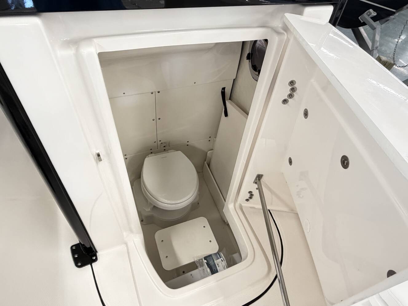 A photo of this 2026 Robalo 266 Cayman CAYMAN