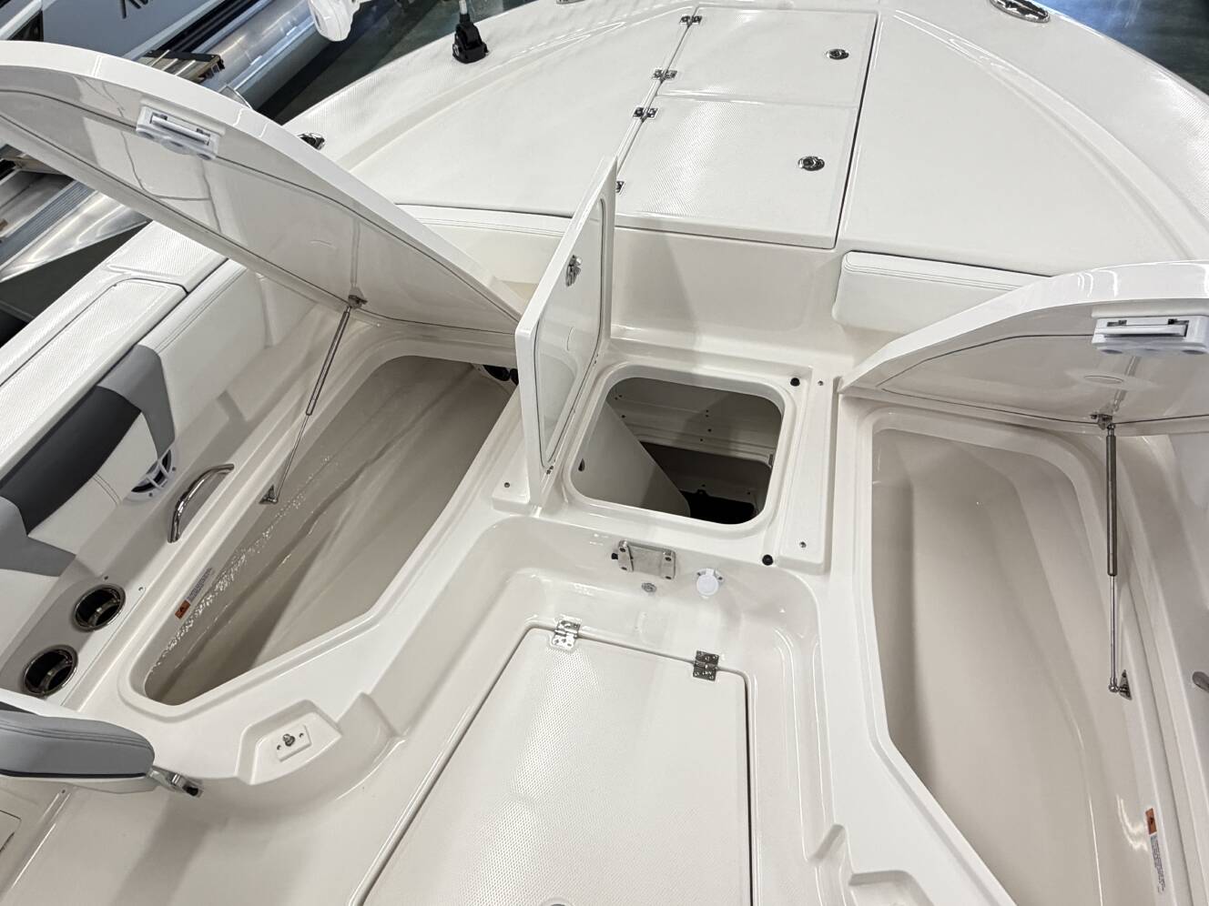A photo of this 2026 Robalo 266 Cayman CAYMAN