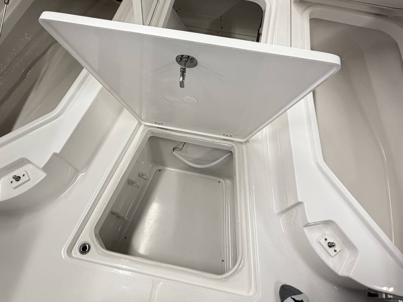 A photo of this 2026 Robalo 266 Cayman CAYMAN