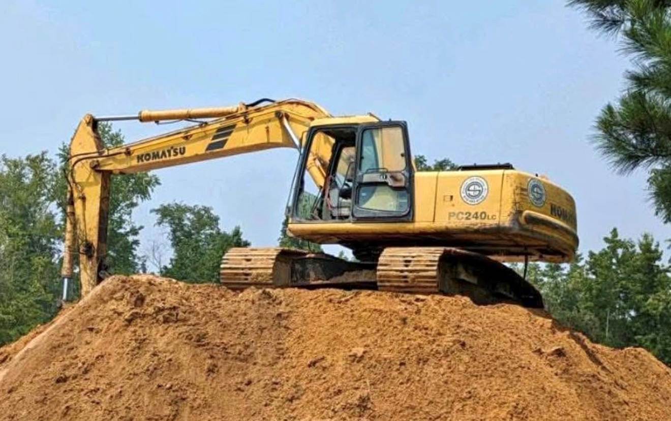 2001 Komatsu PC240LC in Belleville, MI