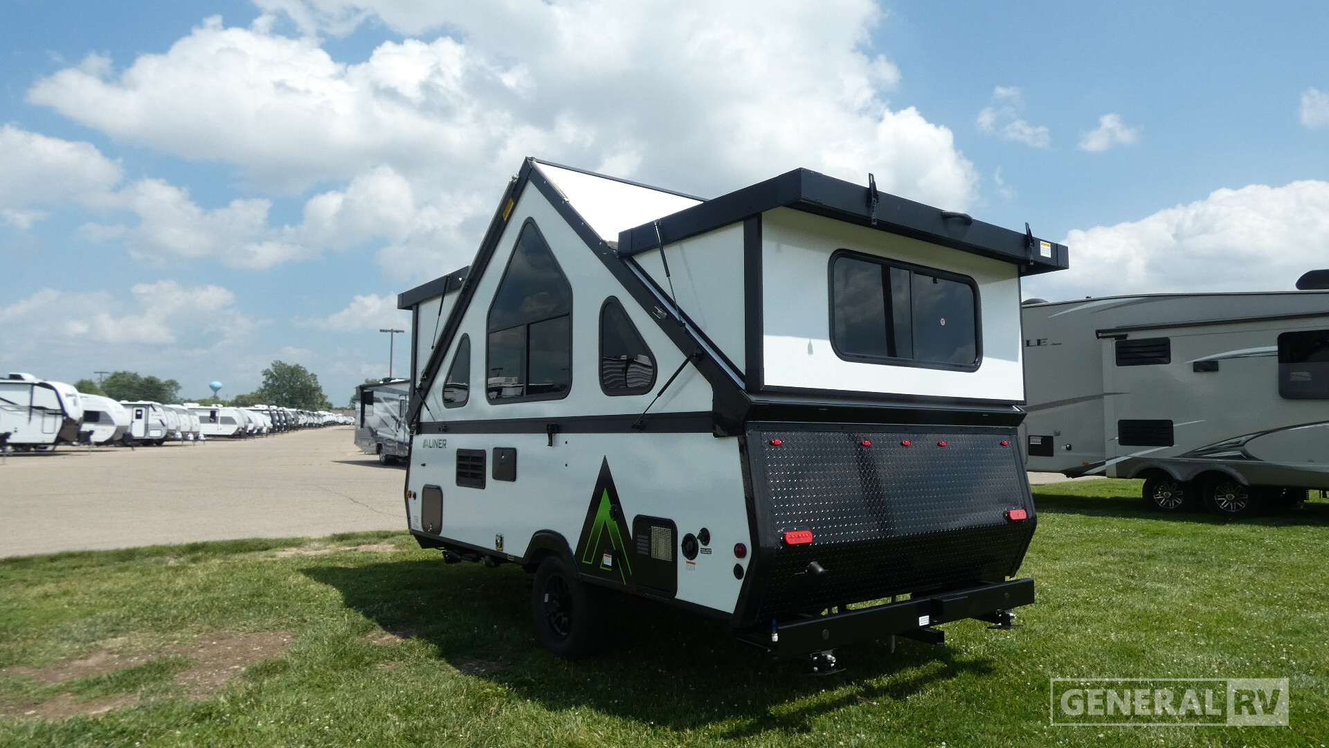 2027 Aliner EXPEDITION Rear Sofa in birch run MI