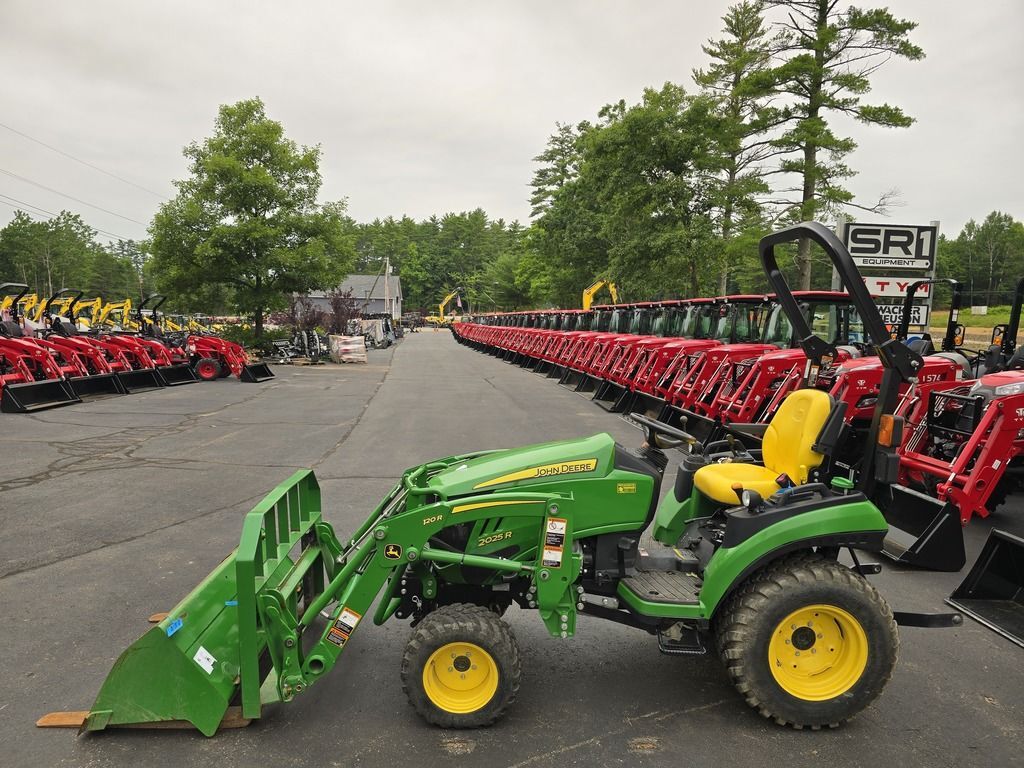 2018 John Deere 2025R HST 24.2hp 4x4 Hydrostatic Tractor, Loader, Forks in Loudon, NH