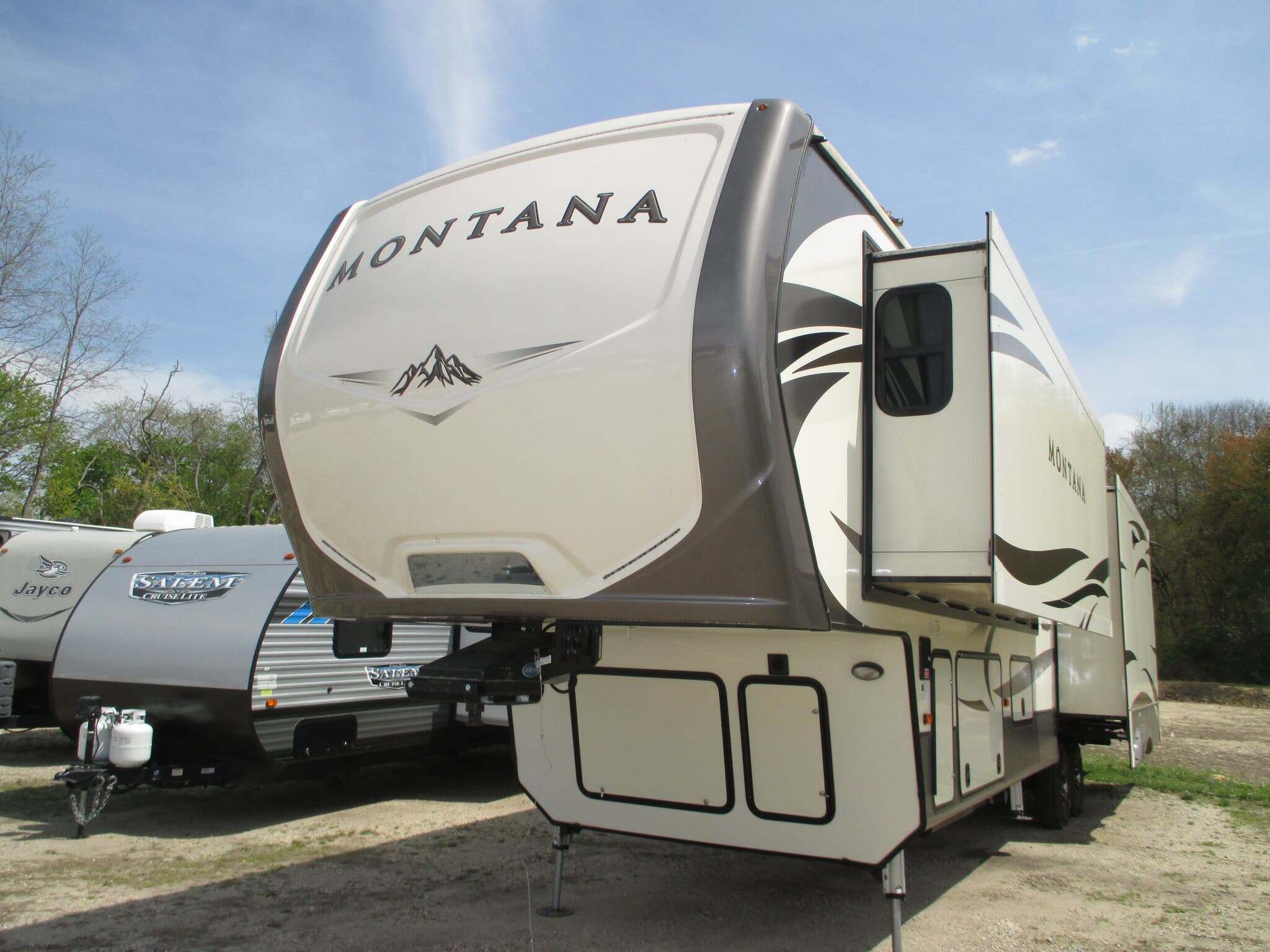2018 Keystone Montana 3721RL Rear Living Triple Slide, Washer/Dryer in williamstown NJ