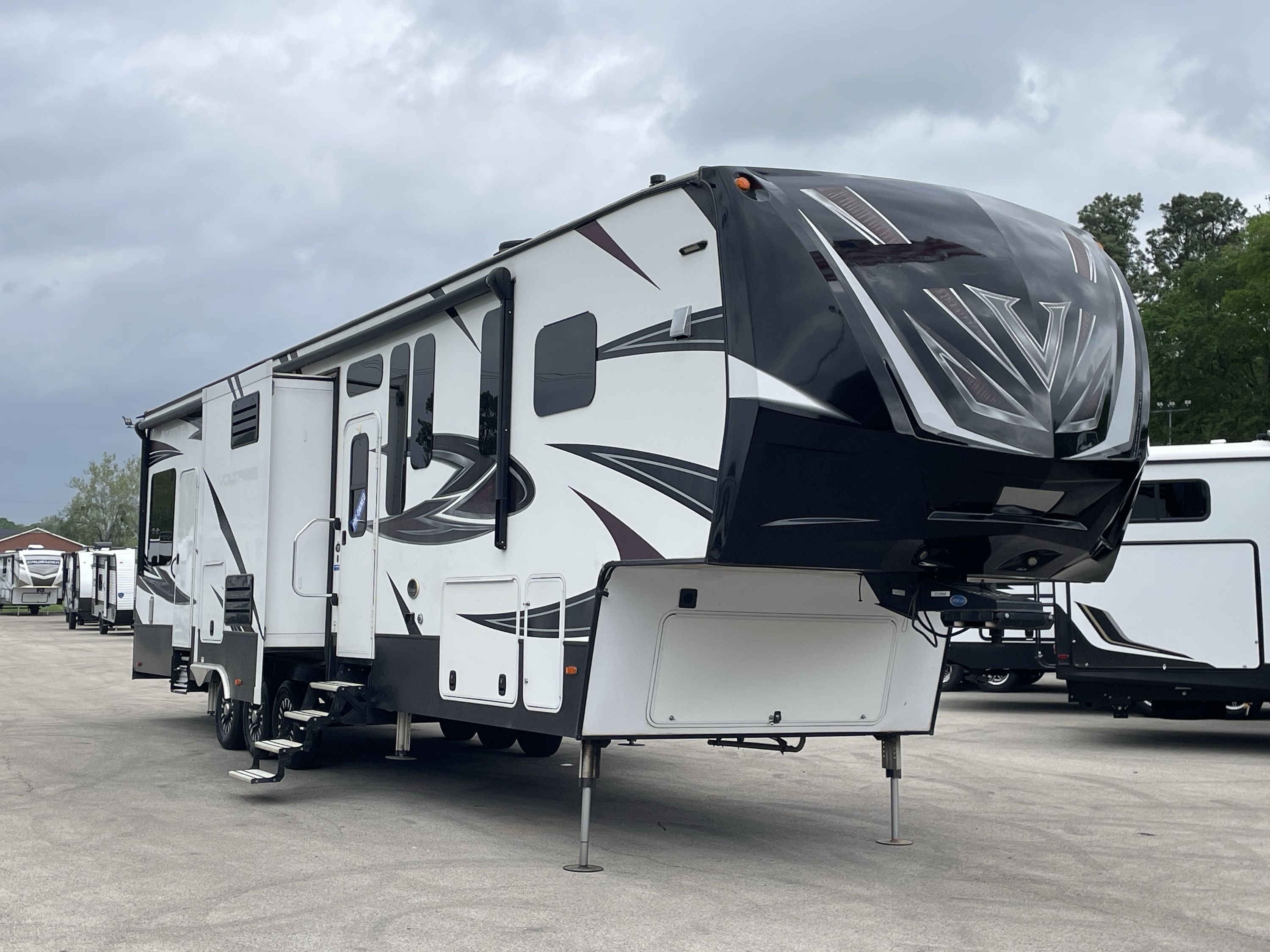 2017 Dutchmen VOLTAGE EPIC SERIES 3990 EPIC 3990 in tyler TX