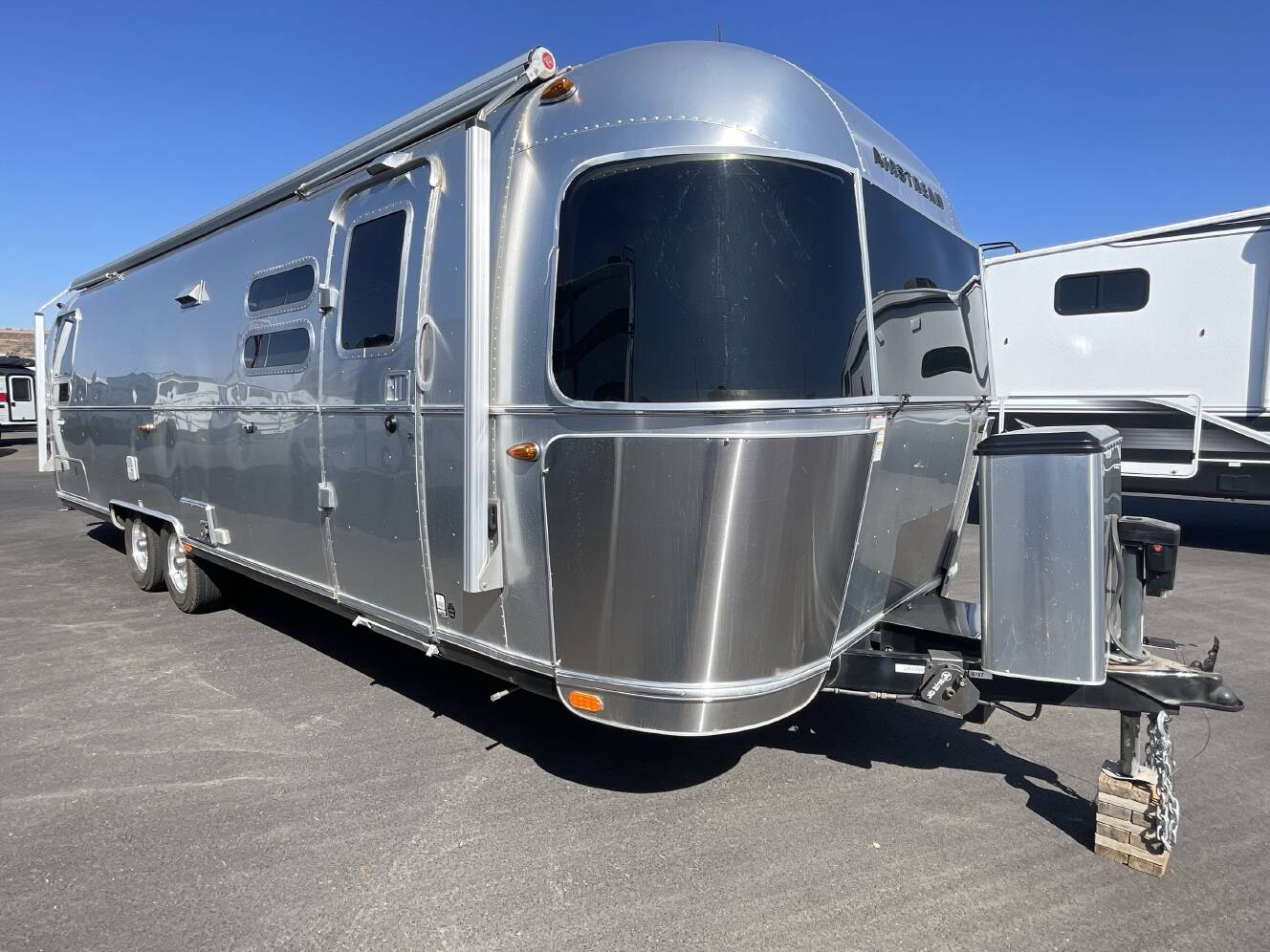 A photo of this 2018 Airstream INTERNATIONAL SIGNATURE 30RB TWIN