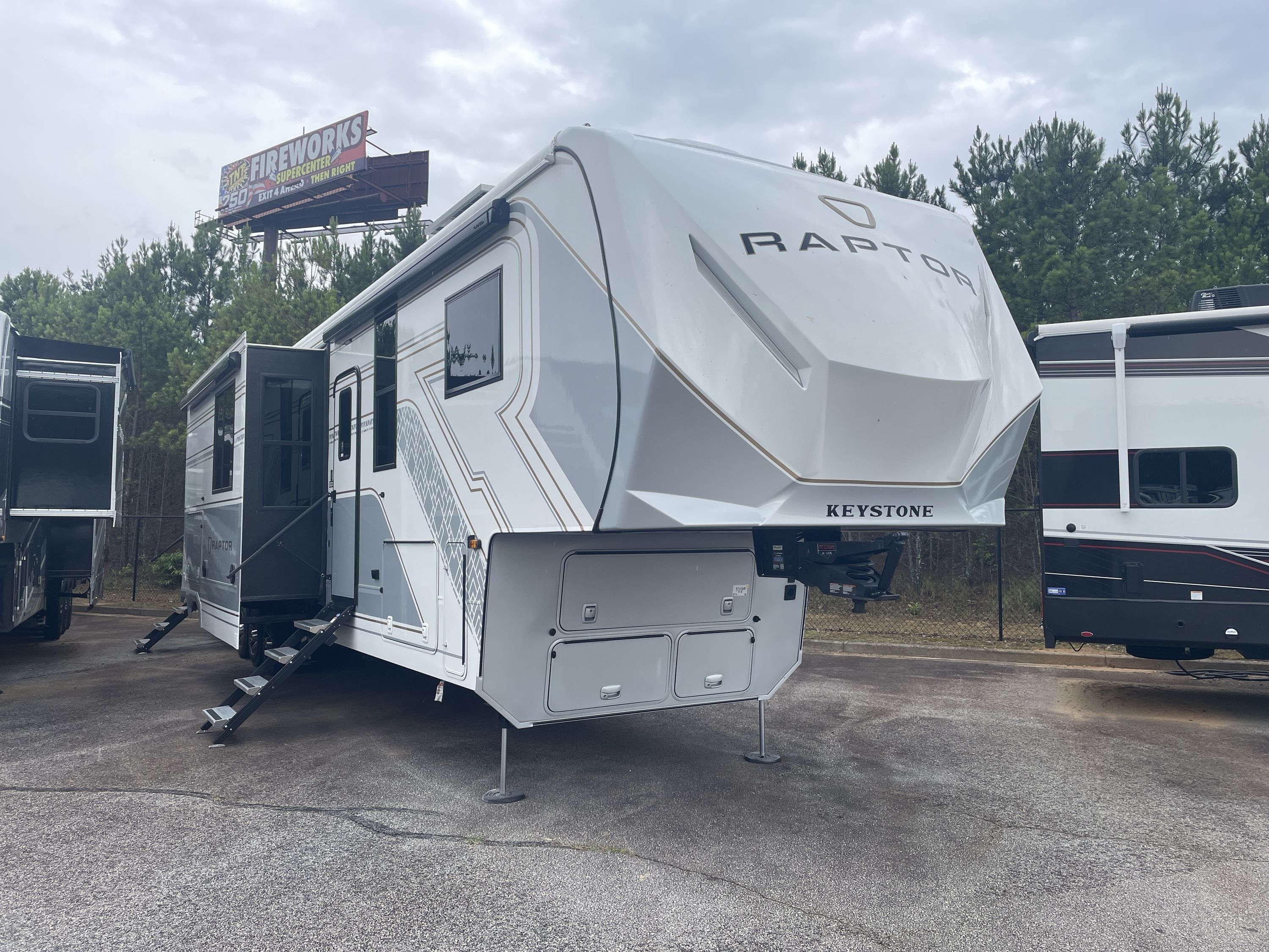 2027 Keystone RAPTOR 433 in oakwood GA