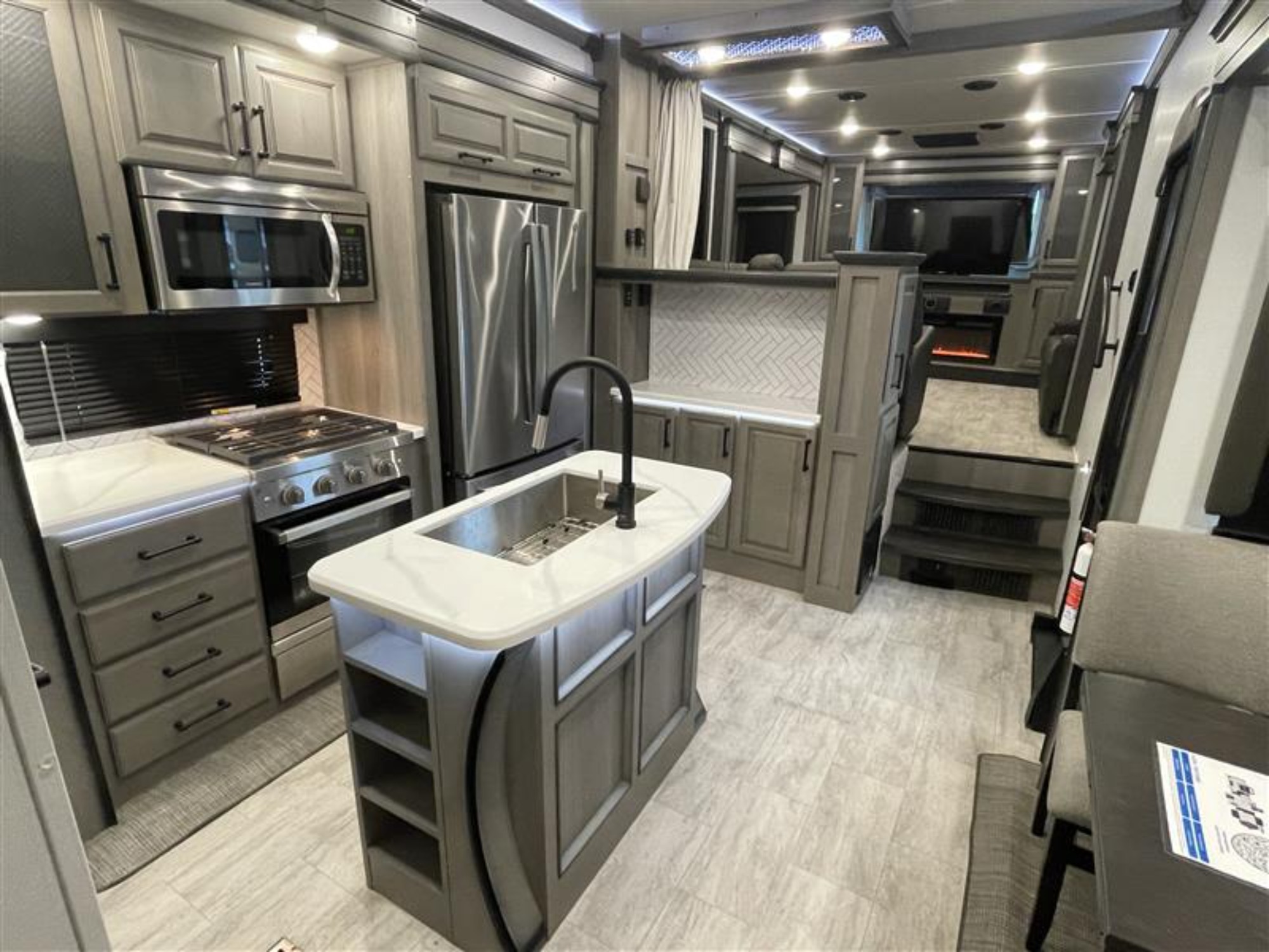 2023 Keystone MONTANA 3761FL in cocoa FL