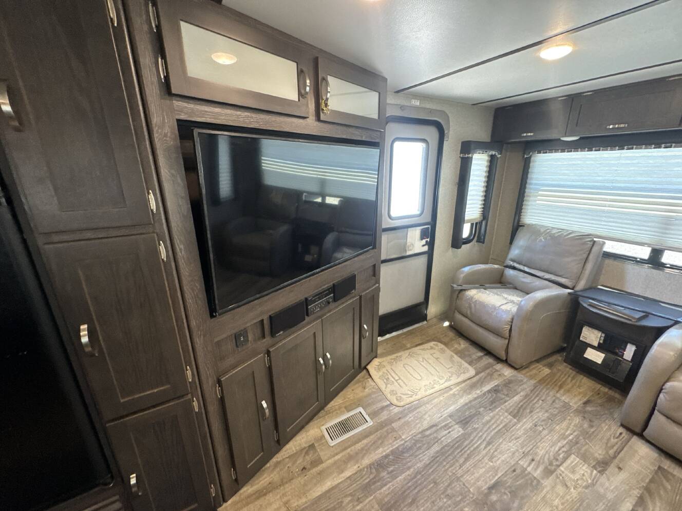 A photo of this 2019 Keystone OUTBACK ULTRA-LITE 299URL
