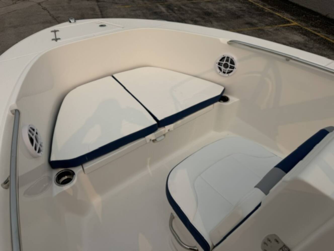 A photo of this 2027 Robalo R180 CC