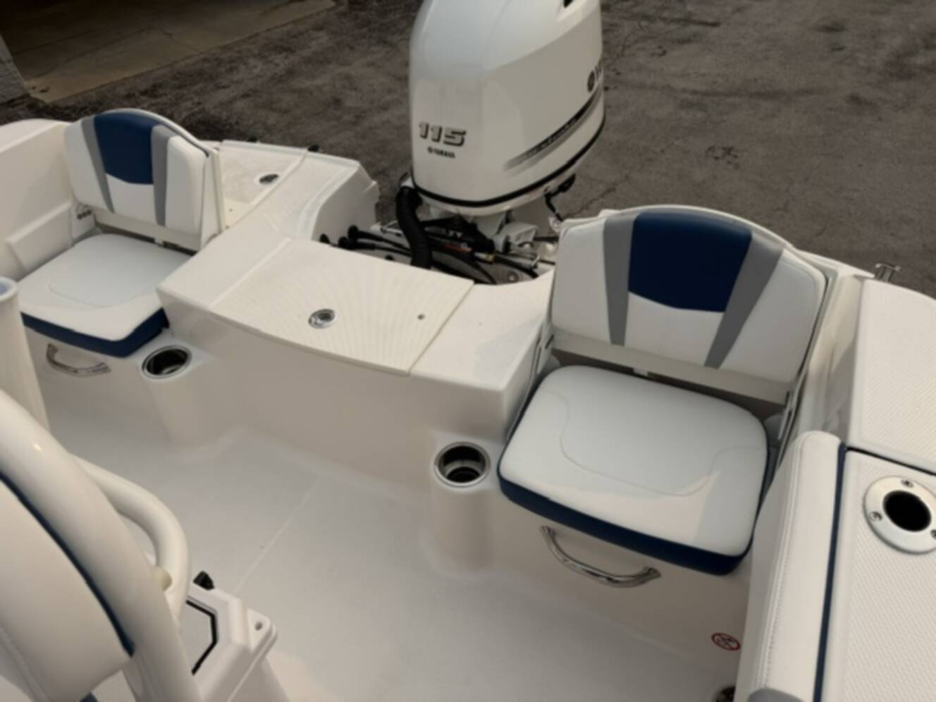 A photo of this 2027 Robalo R180 CC
