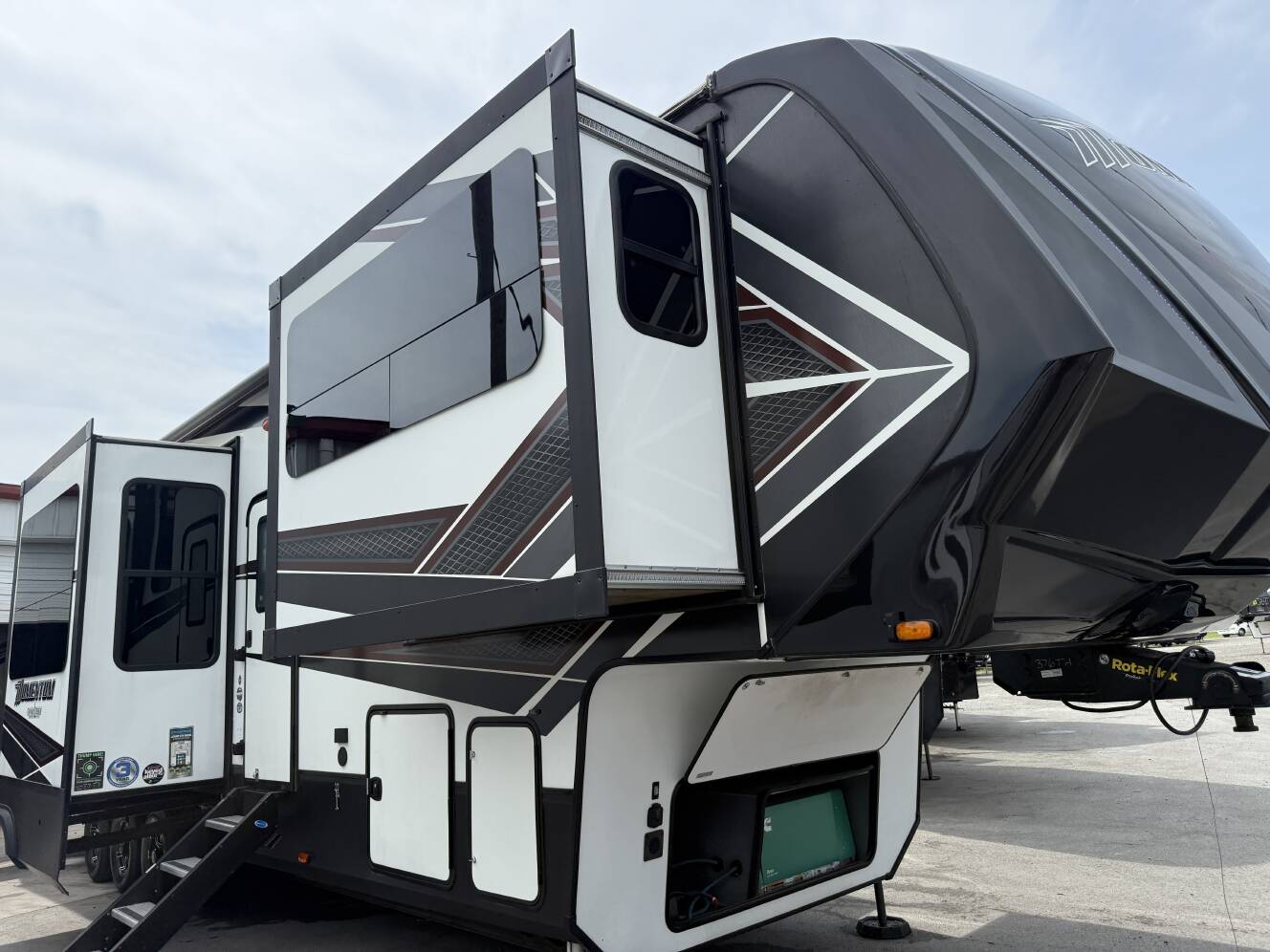 A photo of this 2019 Grand Design MOMENTUM 376TH