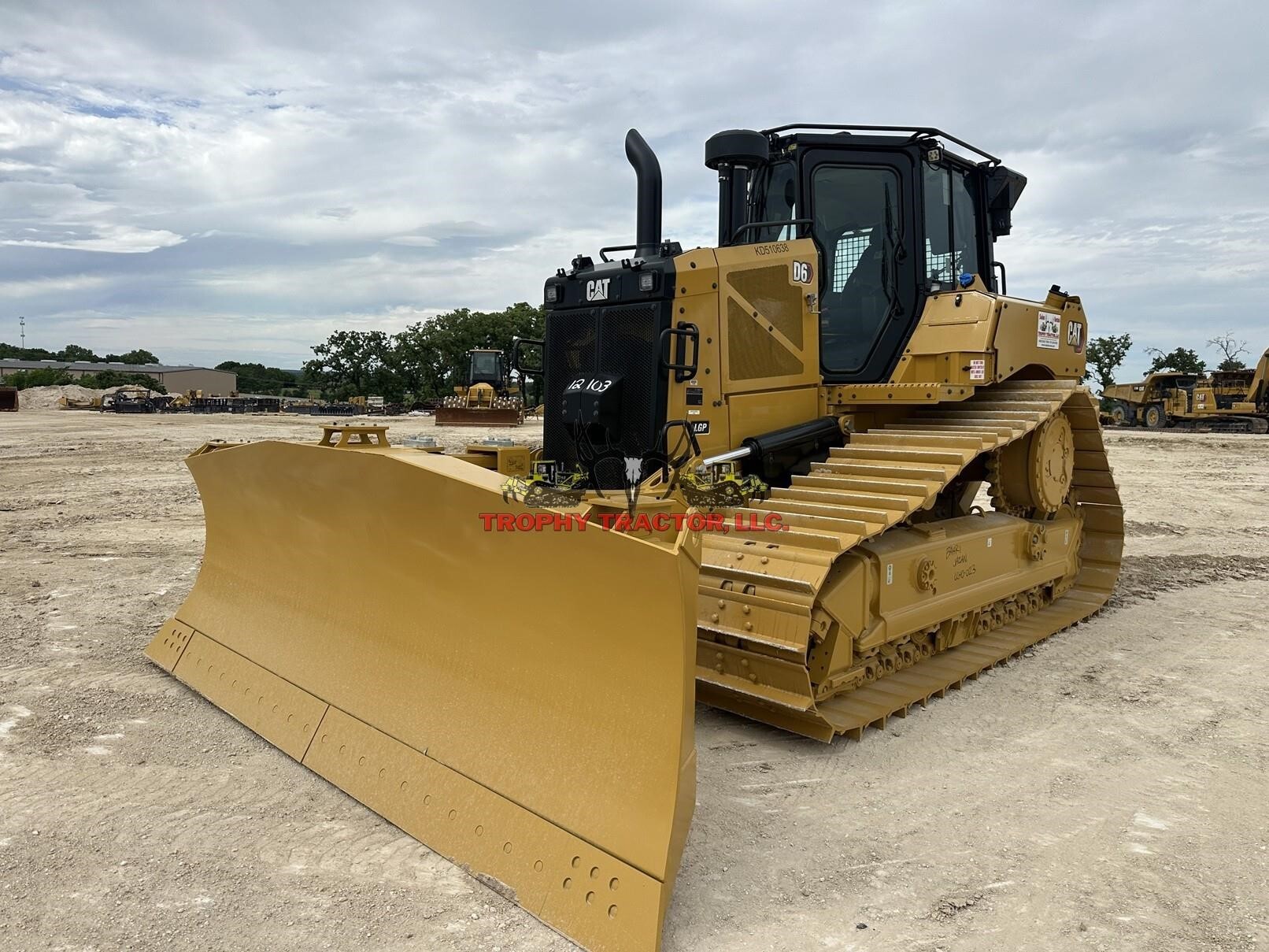 2025 CATERPILLAR D6 LGP in Burleson, TX