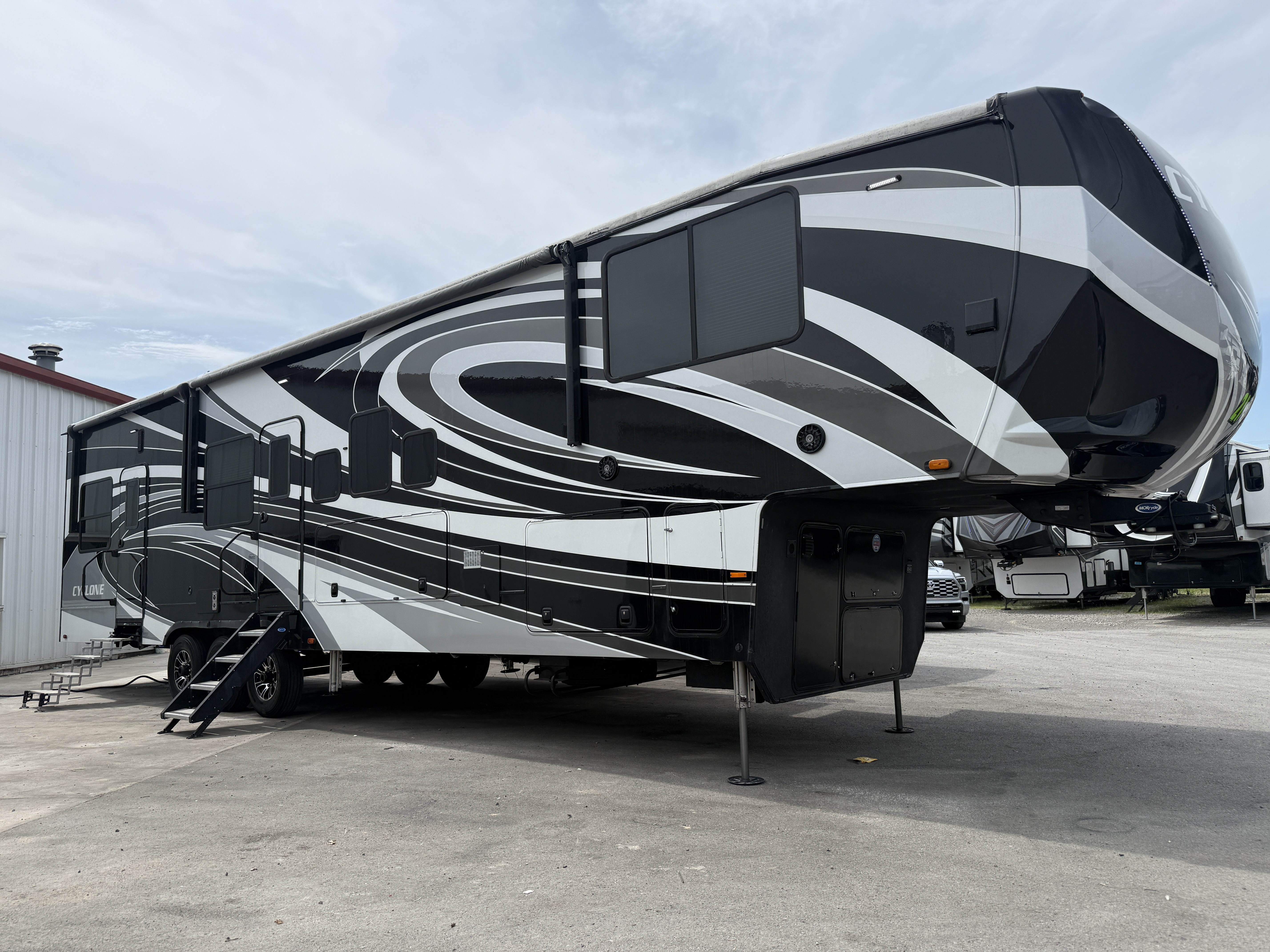 2021 Heartland CYCLONE 4007 in findlay OH