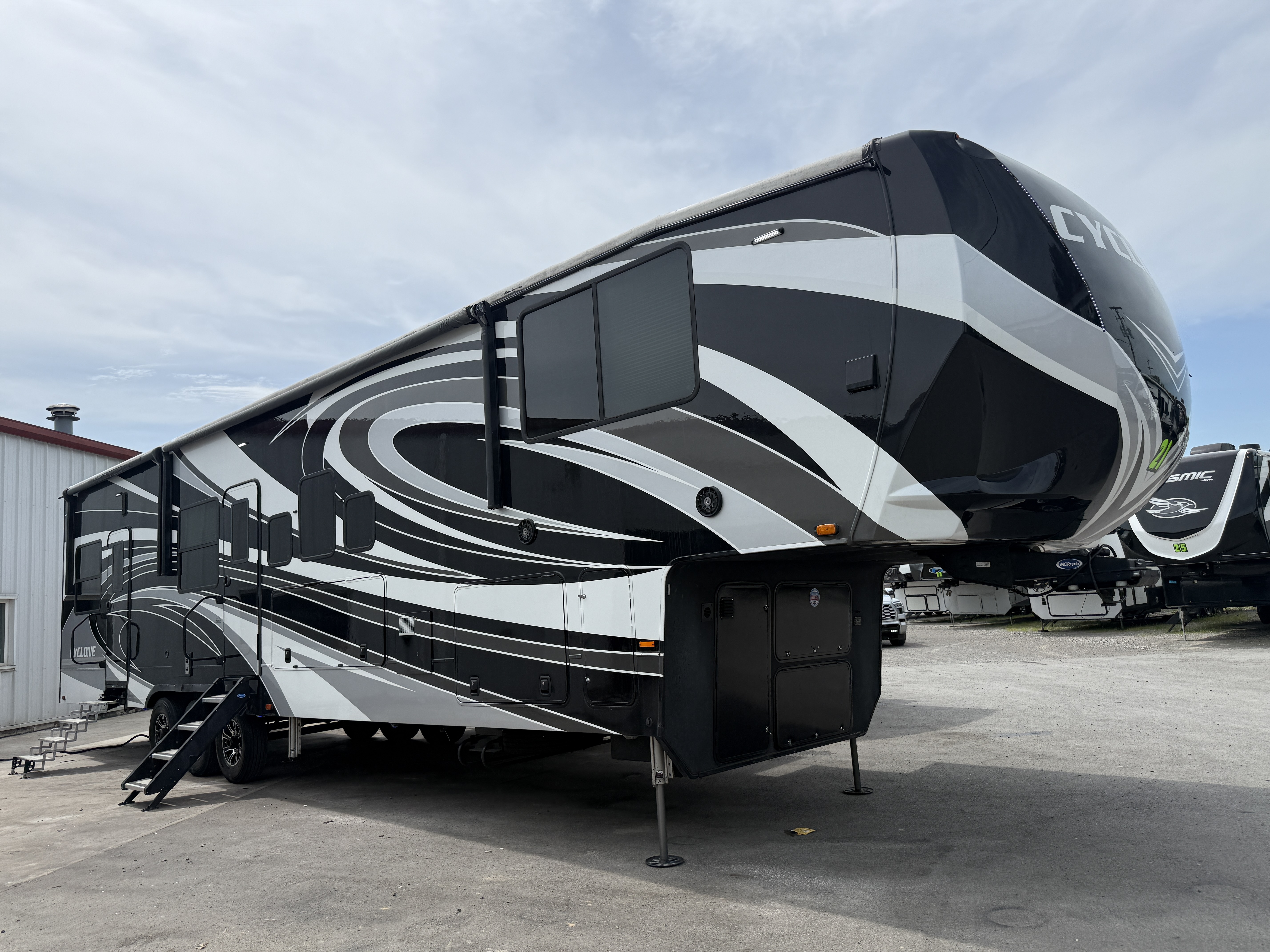 2021 Heartland CYCLONE 4007 in findlay OH