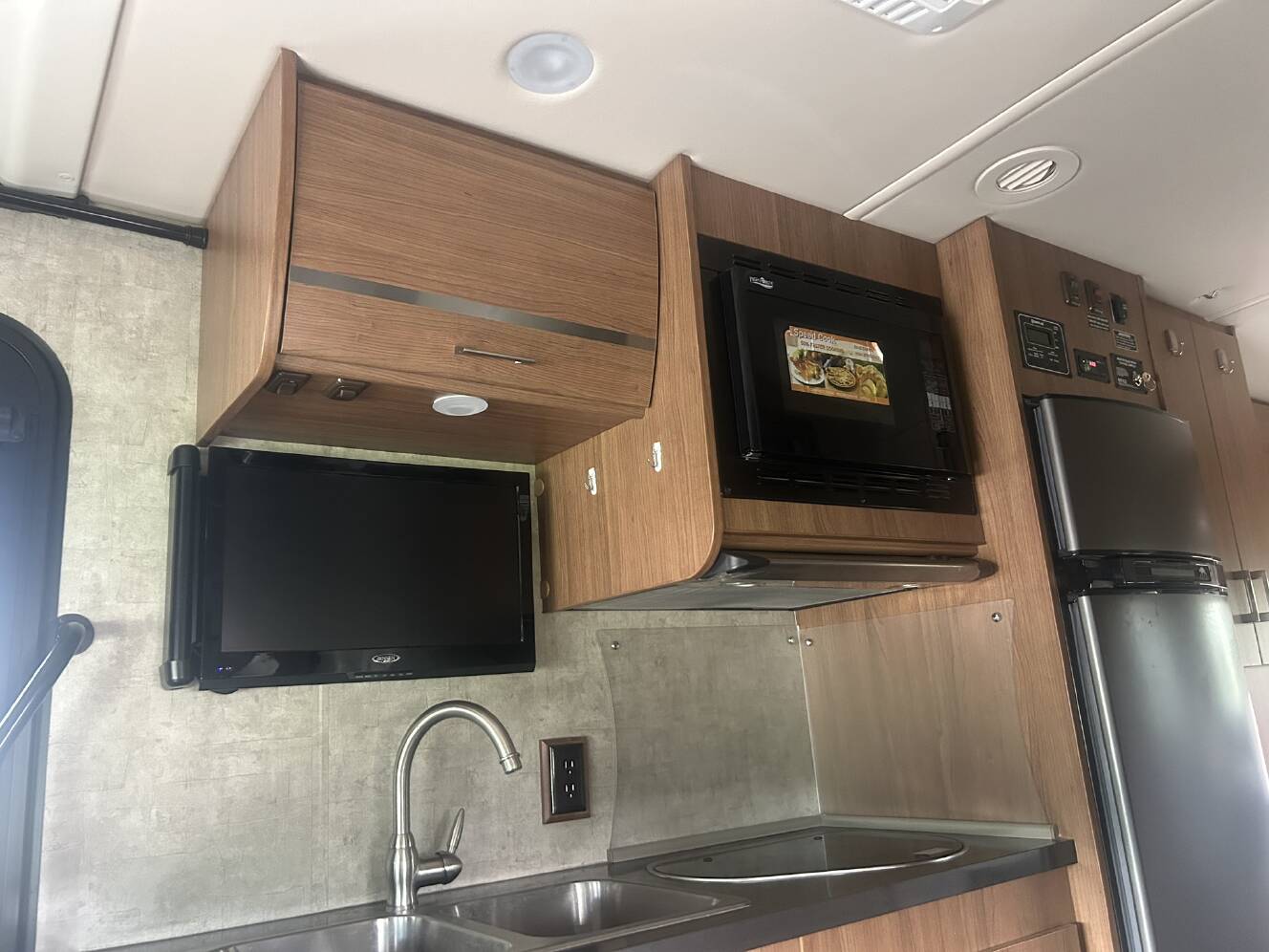 A photo of this 2014 Winnebago ITASCA NAVION 24V
