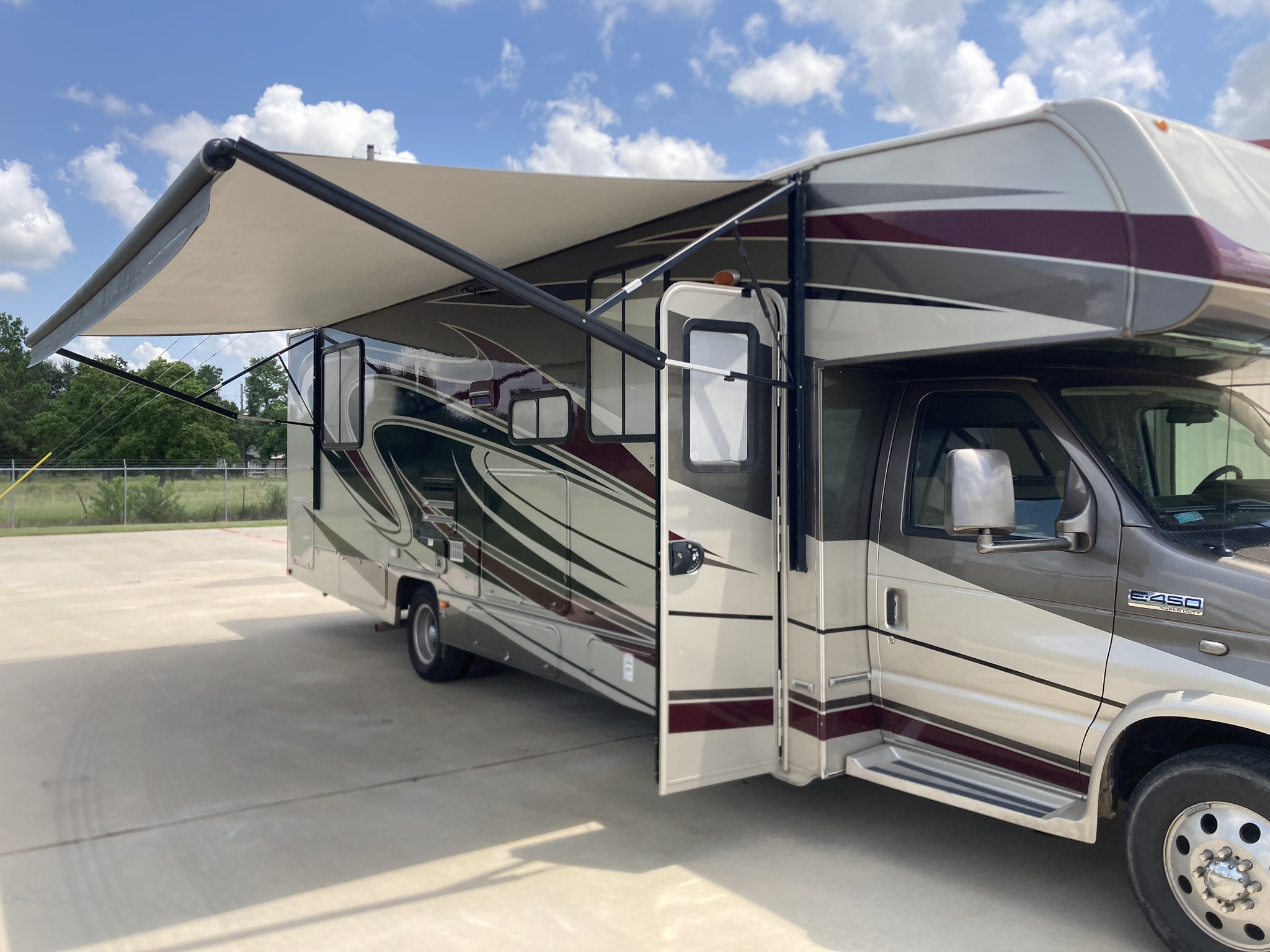 2014 Coachmen LEPRECHAUN 319 DS in katy TX