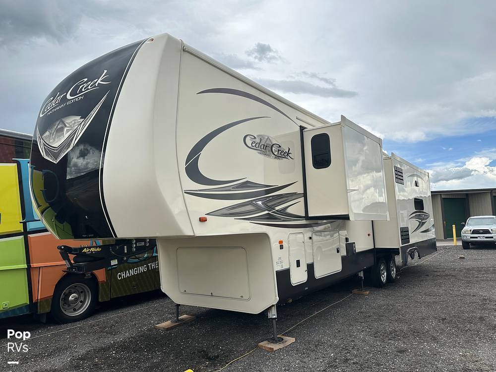 2019 Forest River CEDAR CREEK HATHAWAY 38FBD RV
