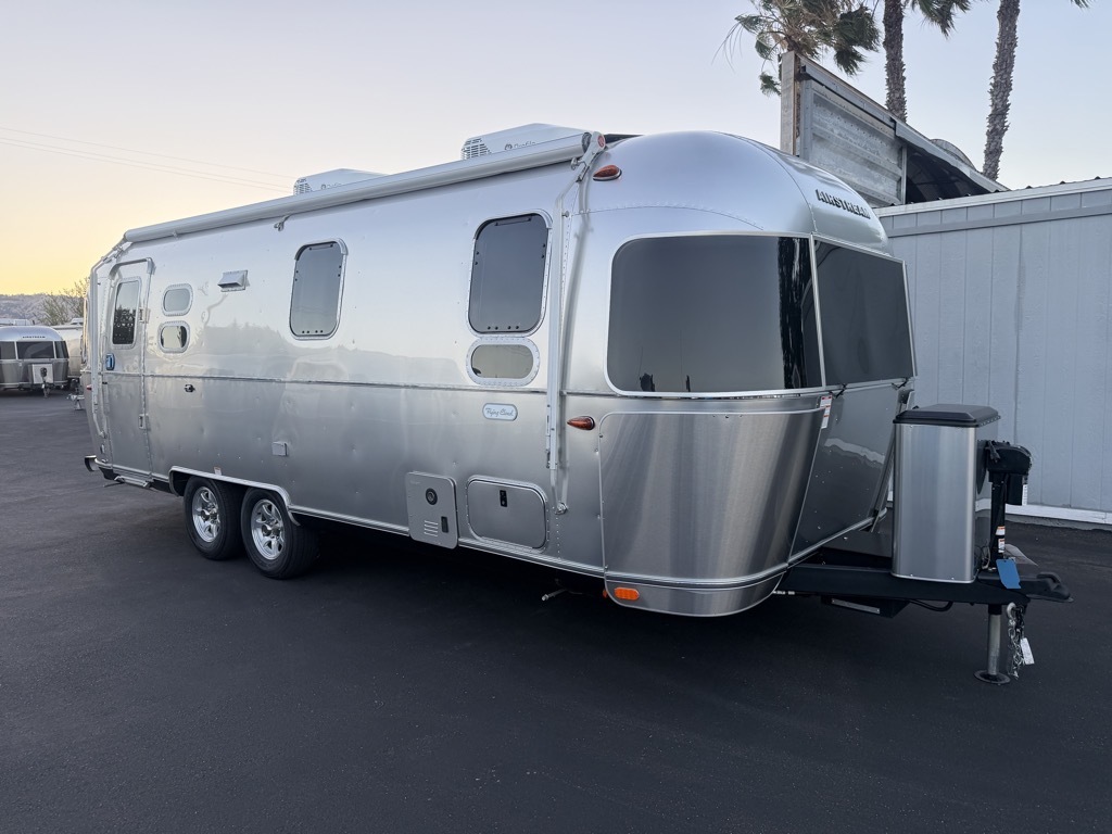 2026 Airstream FLYING CLOUD 25FB QUEEN in winters CA