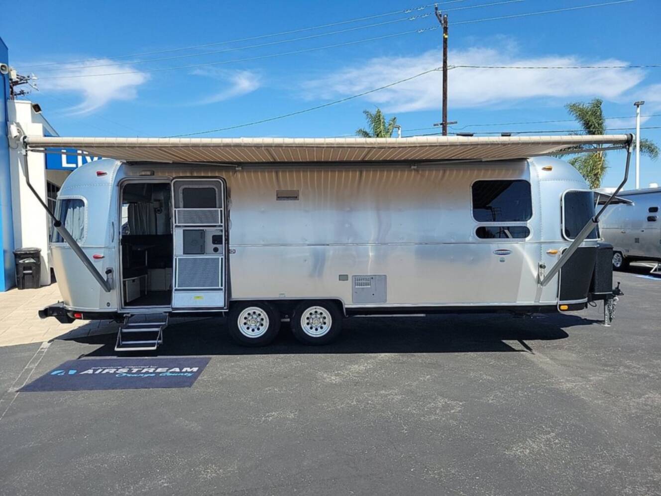 A photo of this 2018 Airstream International Serenity 27FB Queen