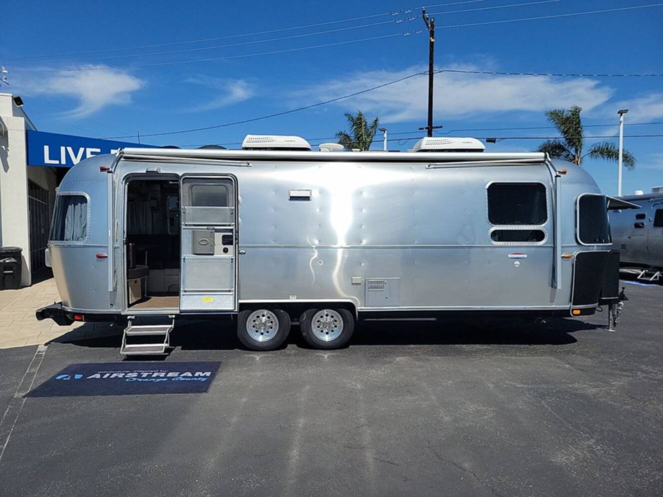 A photo of this 2018 Airstream International Serenity 27FB Queen