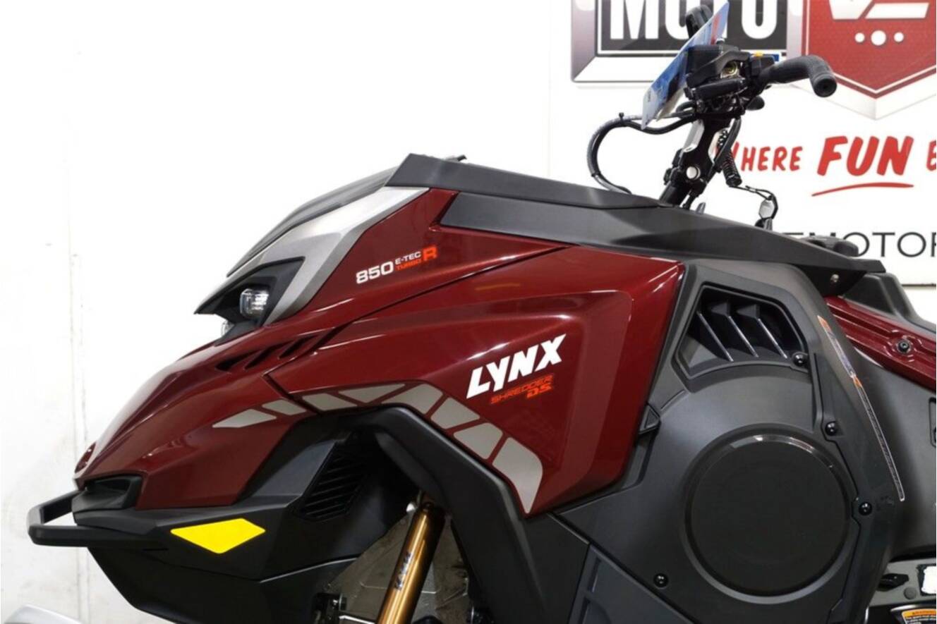 A photo of this 2026 Lynx® Shredder DS 850 E-TEC Turbo R_3900_10.25in_Red
