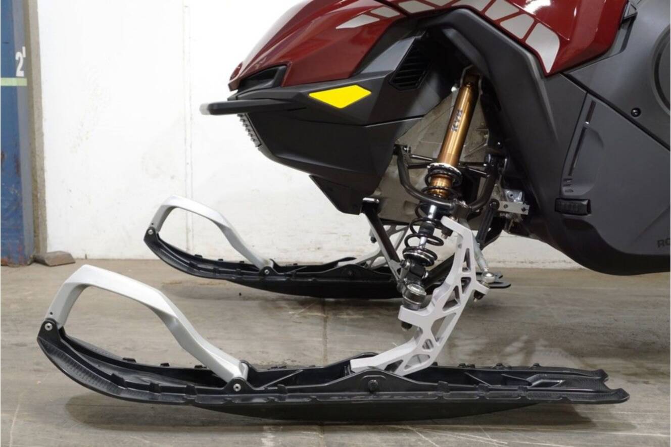 A photo of this 2026 Lynx® Shredder DS 850 E-TEC Turbo R_3900_10.25in_Red
