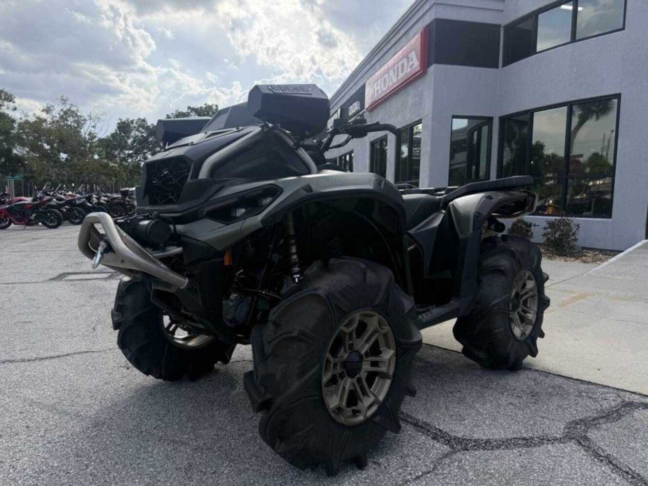 A photo of this 2026 Can-Am Outlander X mr 1000R Granite Grey