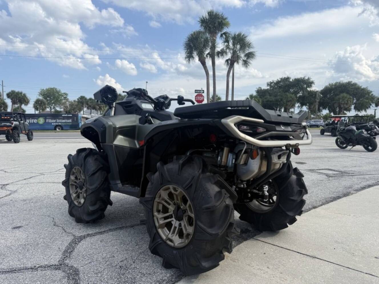 A photo of this 2026 Can-Am Outlander X mr 1000R Granite Grey