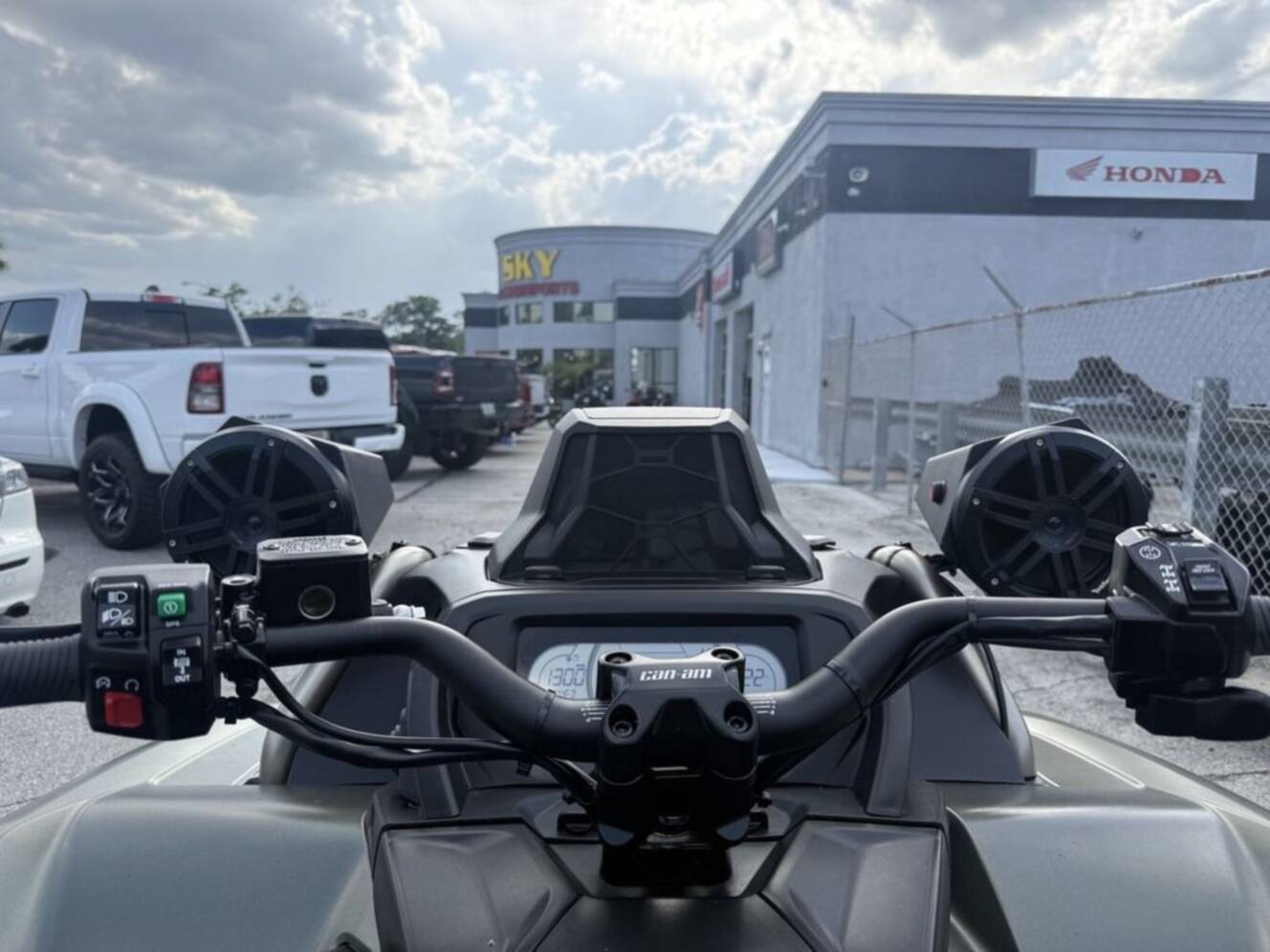 A photo of this 2026 Can-Am Outlander X mr 1000R Granite Grey