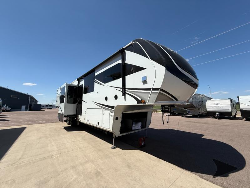 2025 Grand Design Solitude 390RK in tea SD