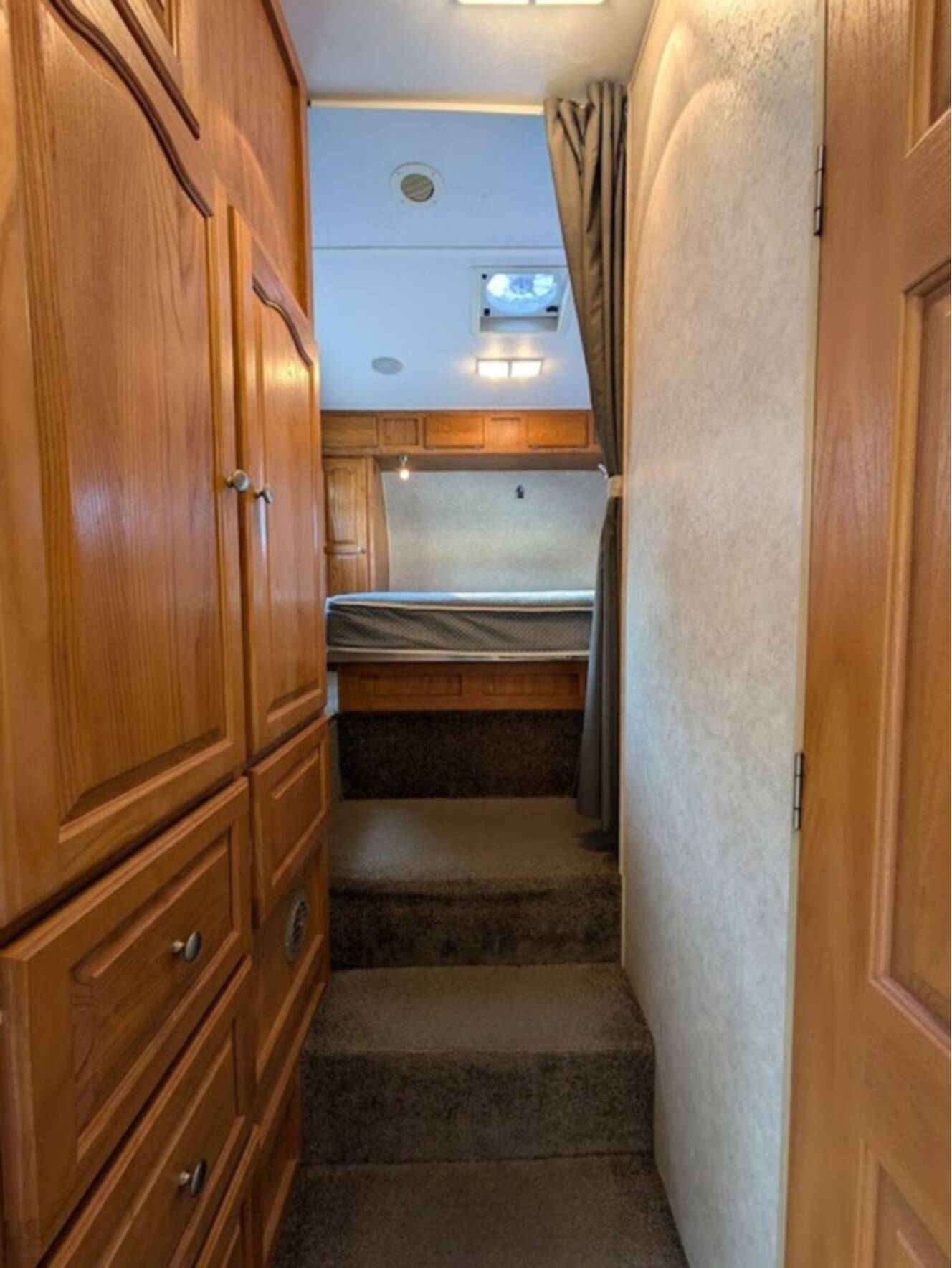 A photo of this 2006 Forest River Rockwood 8240SS