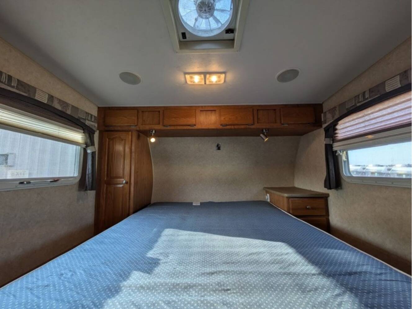 A photo of this 2006 Forest River Rockwood 8240SS