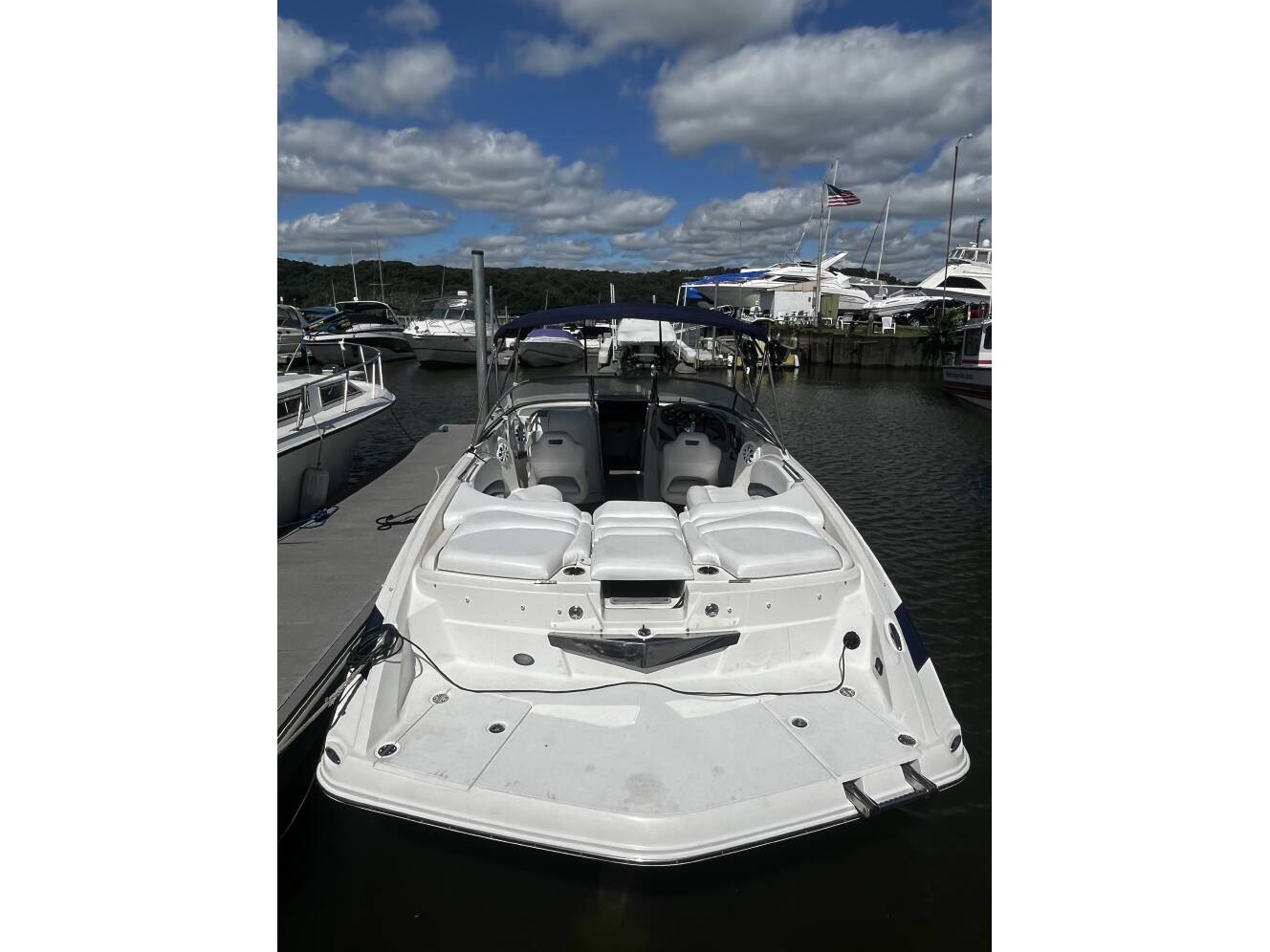 A photo of this 2011 Larson Lxi 288 Br