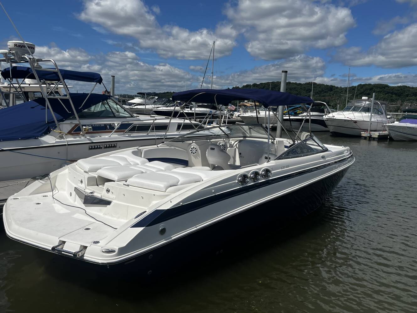 A photo of this 2011 Larson Lxi 288 Br