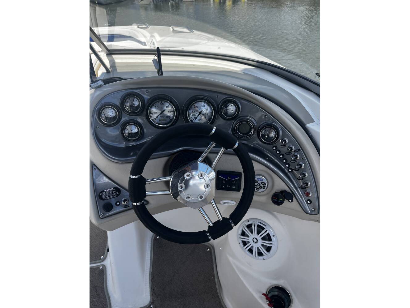 A photo of this 2011 Larson Lxi 288 Br