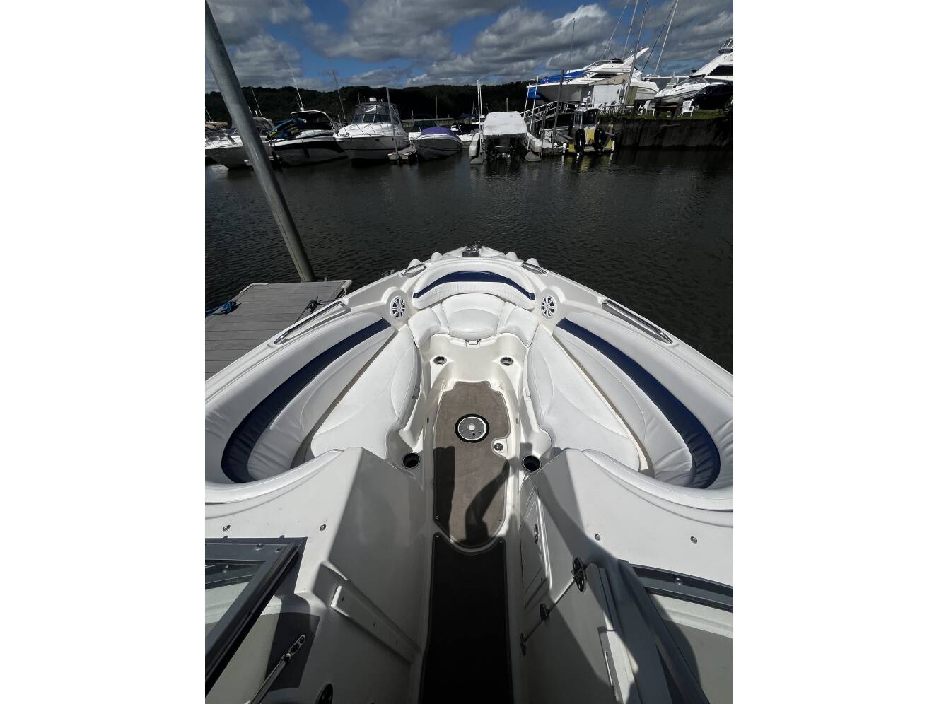 A photo of this 2011 Larson Lxi 288 Br
