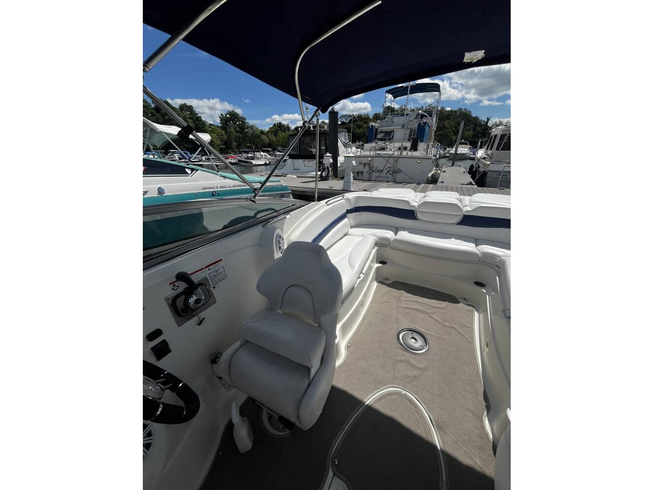 A photo of this 2011 Larson Lxi 288 Br