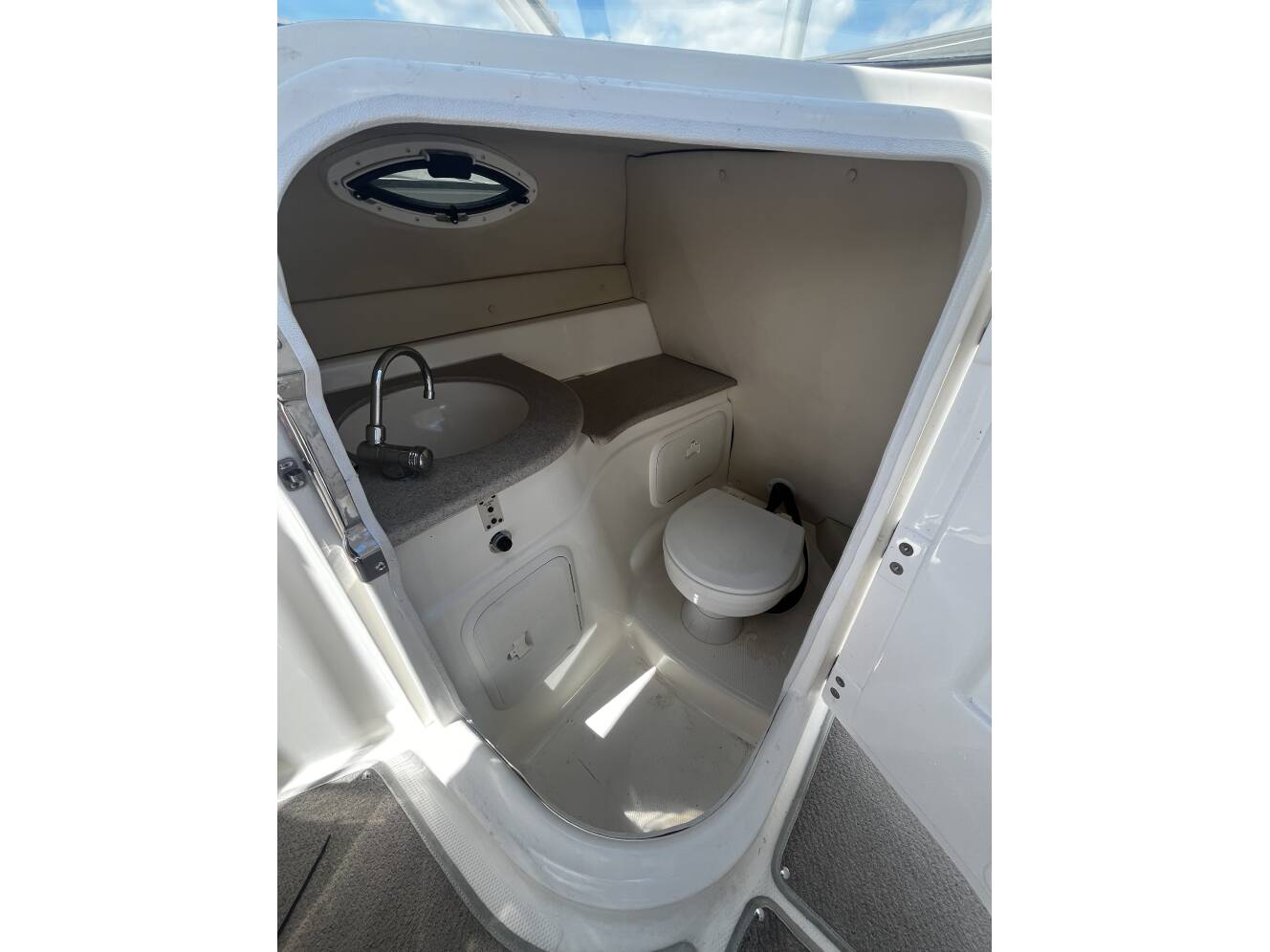 A photo of this 2011 Larson Lxi 288 Br