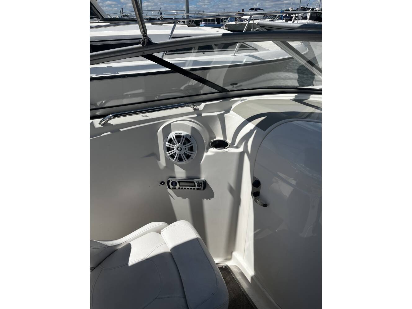 A photo of this 2011 Larson Lxi 288 Br