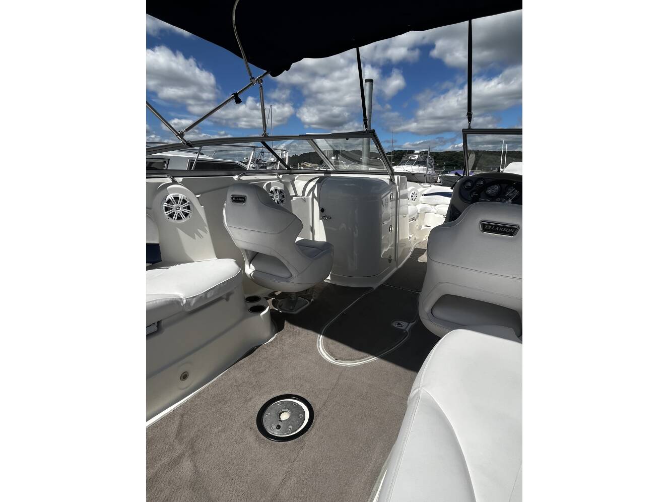 A photo of this 2011 Larson Lxi 288 Br