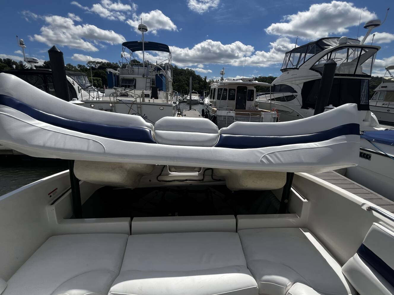 A photo of this 2011 Larson Lxi 288 Br