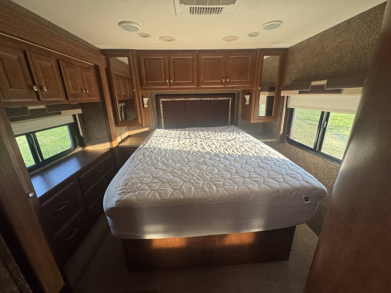 A photo of this 2013 Thor Motor Coach PALAZZO