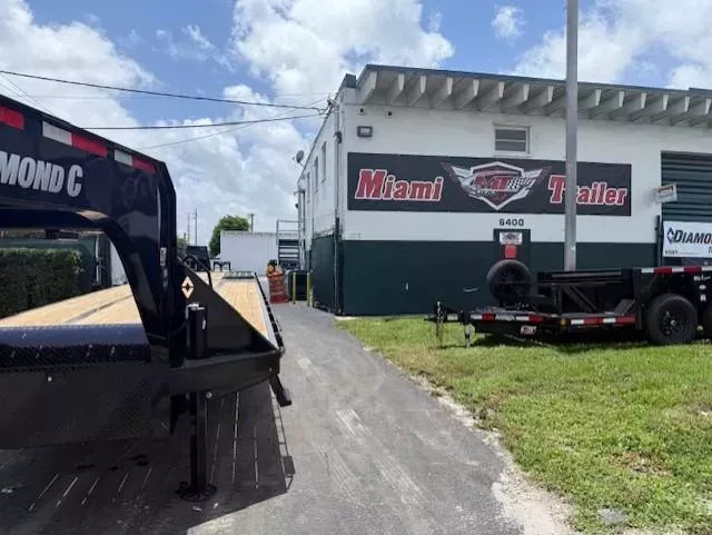 2025 DIAMOND C 40 Ft Hydraulic dove tail Flatbed Trailer in Miami, FL